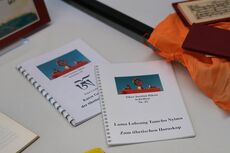 Broschüren über das tibetische Horoskop - "Flucht & Heimat", organisiert durch LandquartKultur im Rahmen des Schweizer Vorlesetags