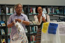 Überreichung des traditionellen Khata (tibetischer Begrüssungsschal) - "Flucht & Heimat", organisiert durch LandquartKultur im Rahmen des Schweizer Vorlesetags